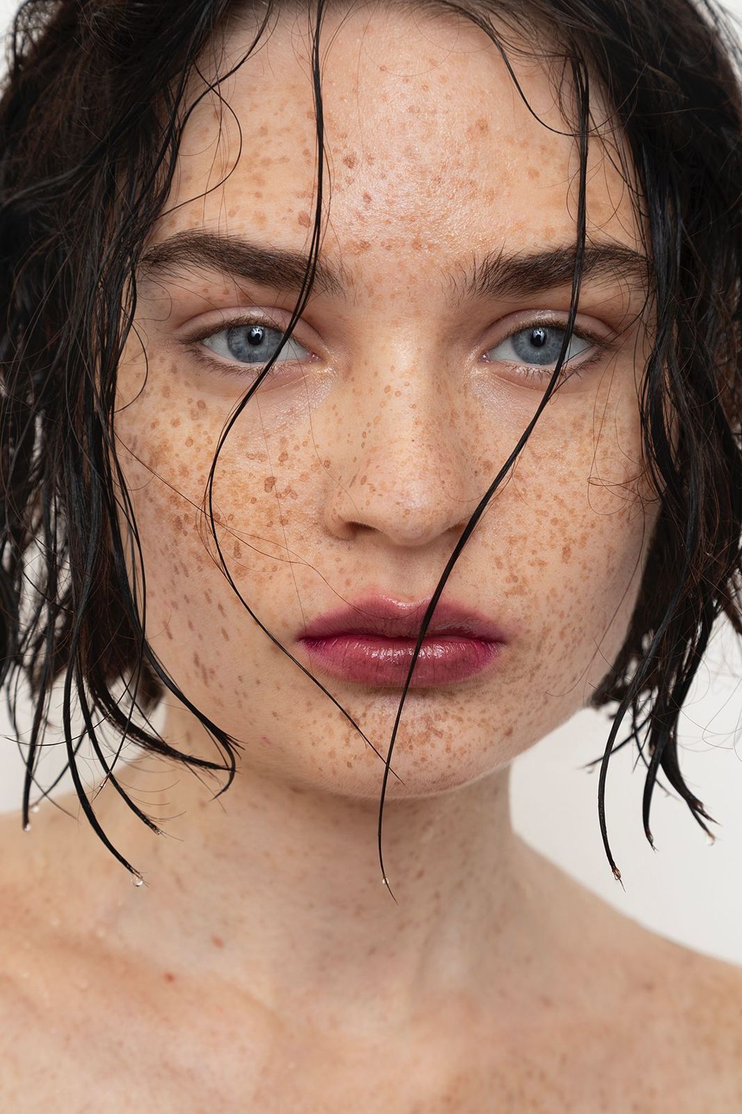 Gros plan beauté, peau à taches de rousseur, cheveux mouillés