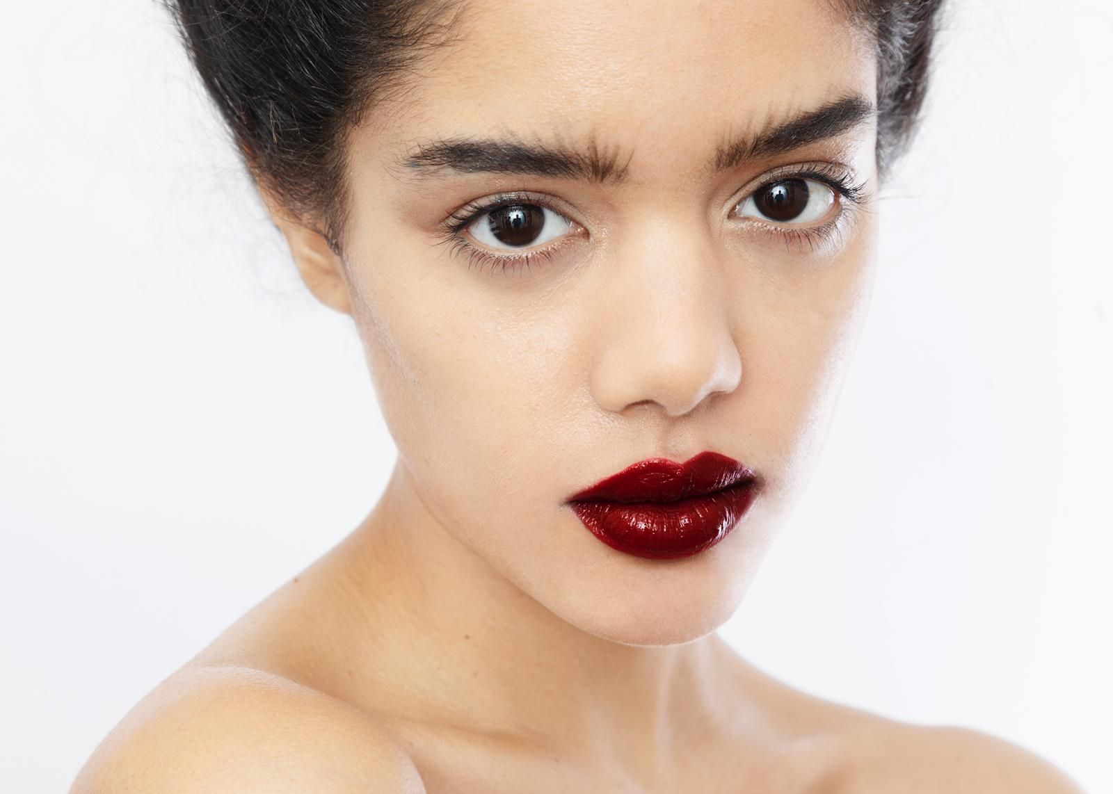 Bouche rouge sur fond blanc