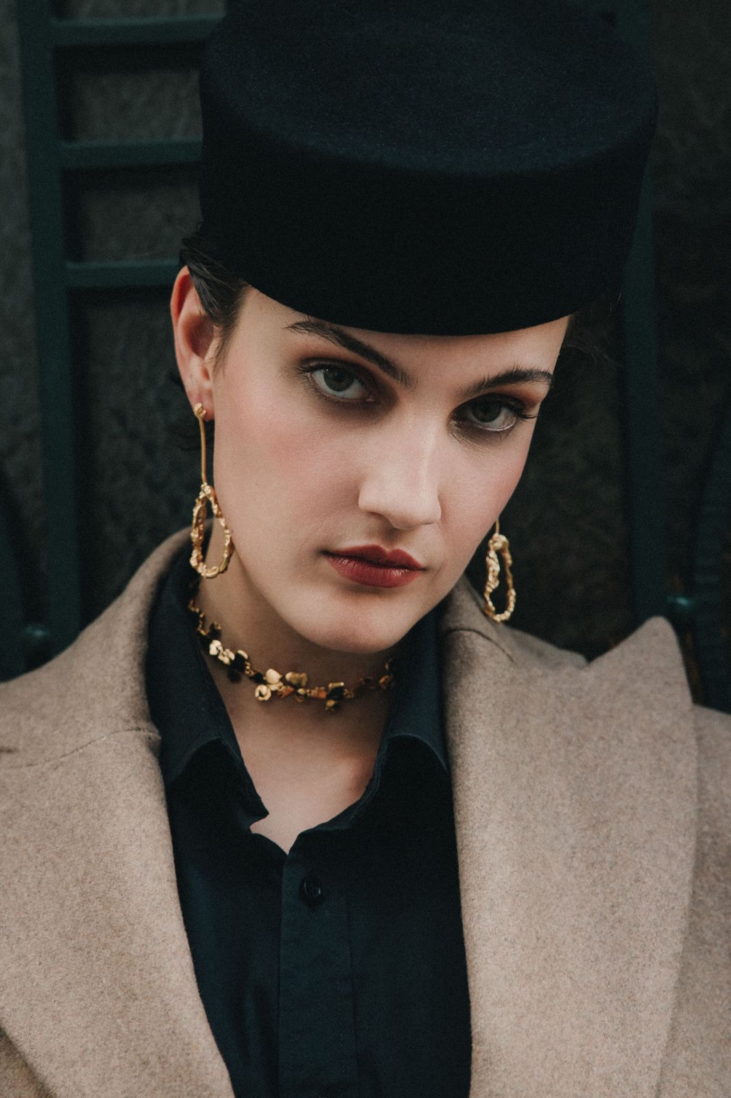 Chapeau noir et bijoux dorés