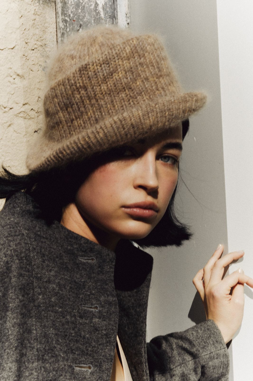 Chapeau en maille, lumière naturelle