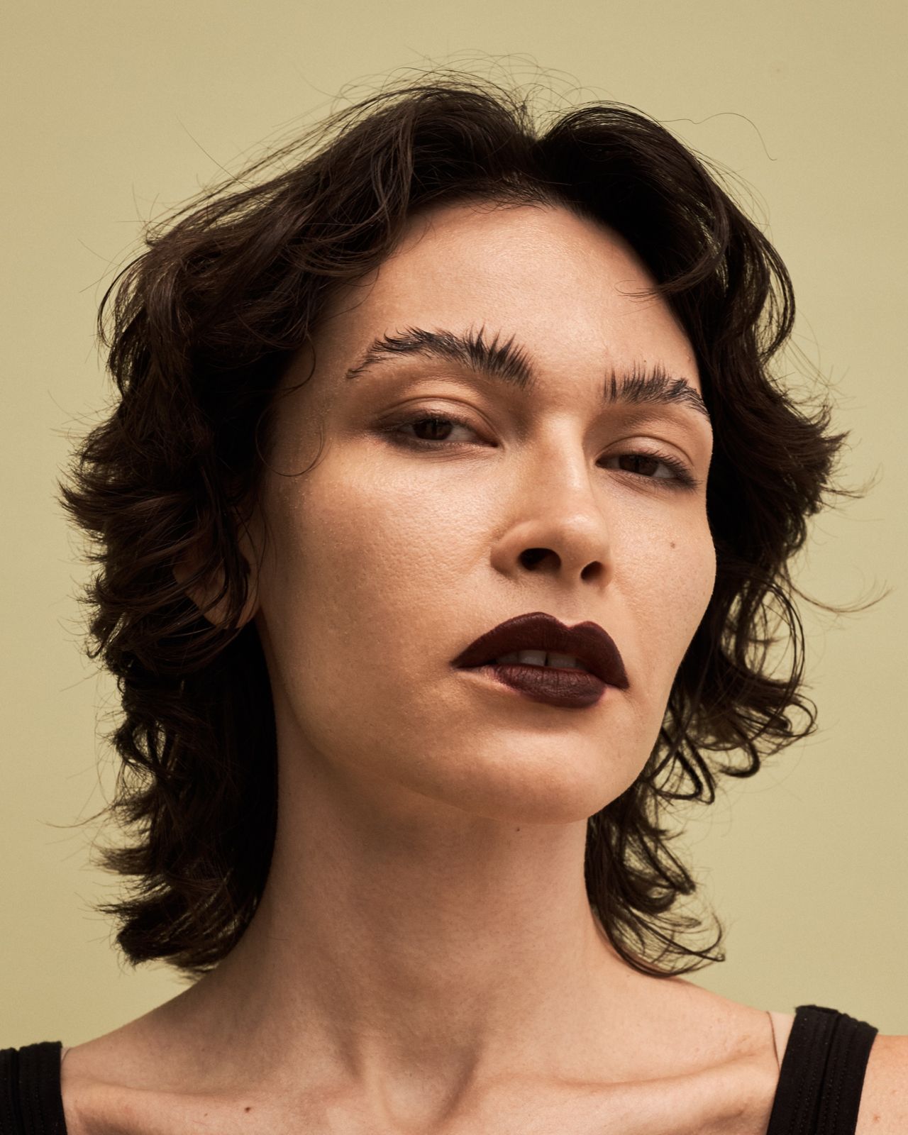 Sourcils brossés, bouche foncée