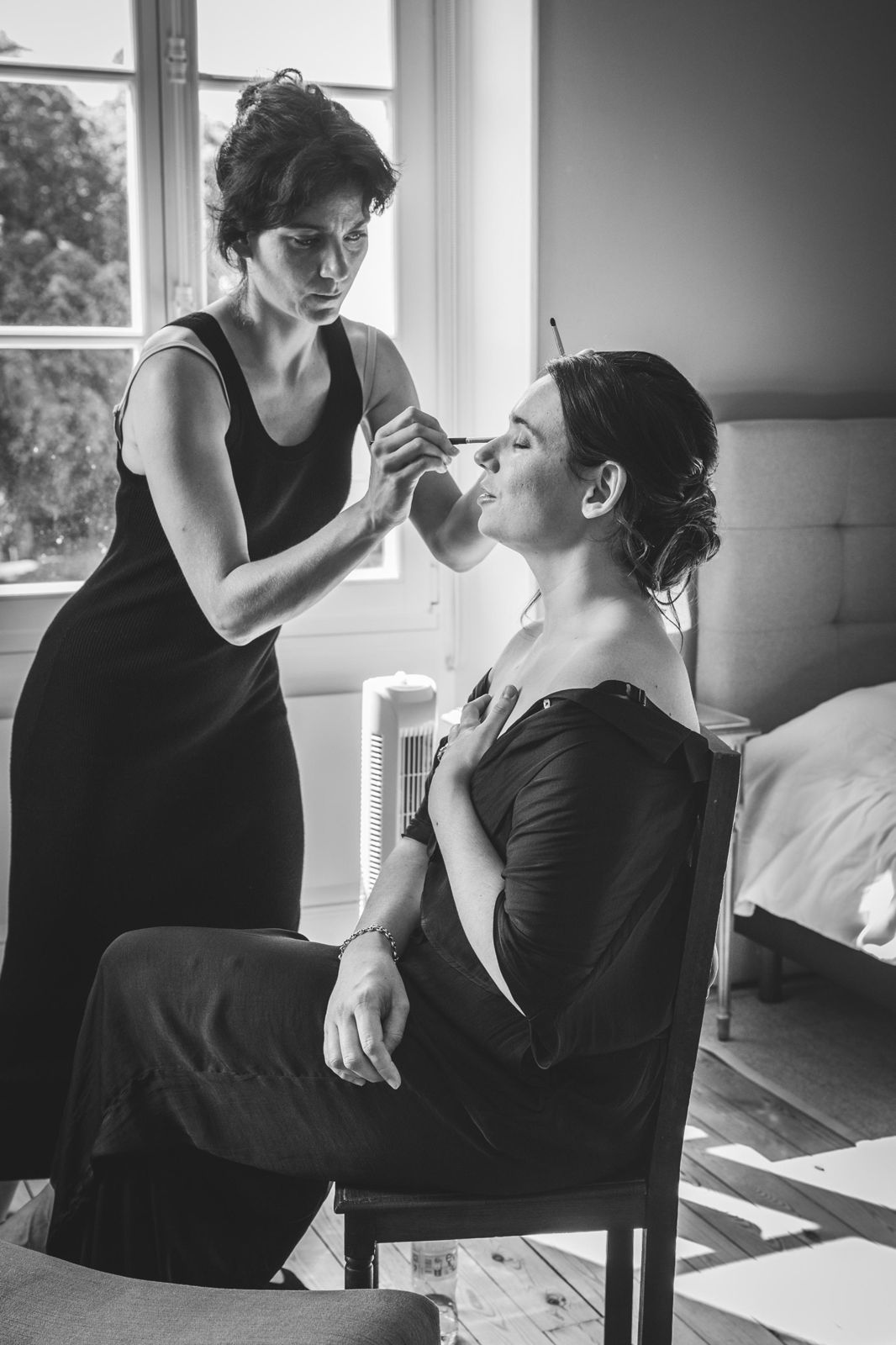 Mise en beauté de la mariée, noir et blanc