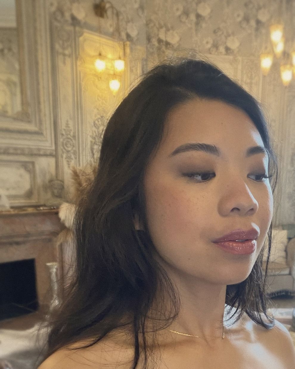 Invitée maquillée dans un salon de château